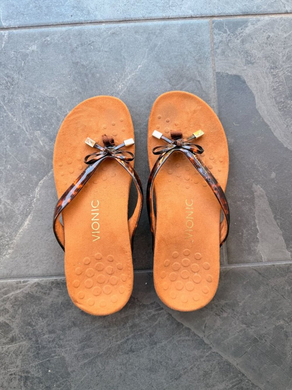 VIONIC sandals women's 6 7 tan nude tortoiseshell flip flops
